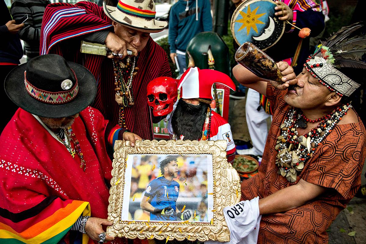 Perulaiset poppamiehet yrittävät vaikuttaa World Cupin Peru–Kolumbia-futismatsin lopputulokseen oman perinteensä mukaisilla uskonnollisilla rituaaleilla.